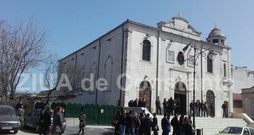 profesoara claudia dobrin este condusa pe ultimul drum de sute de oameni ce au iubit o si respectat o
