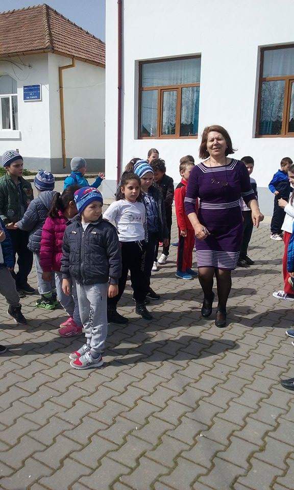 proiectul lantul manutelor fericite la scoala gimnaziala ion creanga din schitu galerie foto 589851
