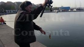 Și femeile pescuiesc cu pasiune! (video)