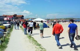 Cum s-au distrat noaptea trecută tinerii din Mamaia și Vama Veche!