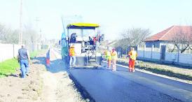 Continuă asfaltările la Kogălniceanu Reţeaua de electricitate, deviată pentru construirea unei grădiniţe (galerie foto)