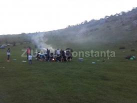 UPDATE. Distracţia tinerilor, întreruptă Arde o maşină la Cheile Dobrogei (galerie foto+video)  