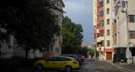 Lângă imobilul ridicat pe un teren retrocedat Cambela Prod, ultimele pregătiri pentru a amenaja o parcare… pe domeniul public?! 