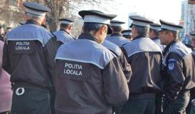 Mai mulți polițiști locali au fost fugăriţi cu cuţitul