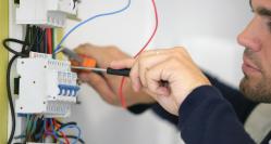 Eşti electrician, lăcătuş mecanic, instalator sanitar sau mecanic? Direcţia Naţională Anticorupţie angajează! 