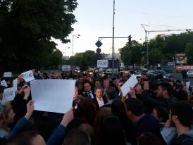 Protest pentru Alexandrescu. Cioloș din mulțime spune că negocierile la Operă îi creează o slăbiciune ministrului