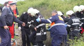 Un bărbat este grav rănit după ce mașina în care se afla a fost spulberată de un tren