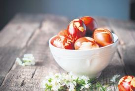 Fetele sunt stropite ca să rămână frumoase tot anul Tradiţiile reînvie în a doua zi de Paşte