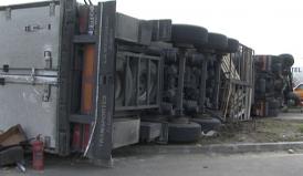 Trafic rutier oprit pentru ridicarea unui TIR răsturnat