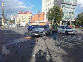 UPDATE 2 Accident la intersecția bulevardelor Mamaia cu Soveja. Două persoane au fost rănite (galerie foto + video)   