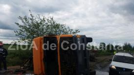 Traficul greu este întrerupt pe DN22, la ieşirea din Lumina către Tulcea, din cauza TIR-ului răsturnat