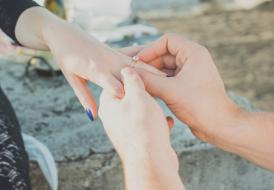 De la agonie la extaz! O cerere în căsătorie cu năbădăi