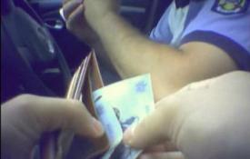Un polițist a refuzat mita de la o șoferiță care avea permisul de conducere suspendat
