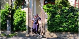 Jandarmi cu mandat. Momente comice la poarta lui Nicușor Constantinescu. Despre ce este vorba (foto+video)