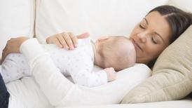 Indemnizaţiile pentru creşterea copilului cresc de la 1 iulie. Legea intră săptămâna viitoare în dezbatere