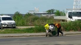 Pentru ce mai poate folosi un scaun cu rotile? Un bărbat din Constanța șochează şoferii (galerie foto+video)  