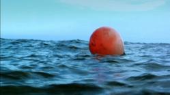 Un bărbat a fost salvat, după ce a plutit minute bune în derivă pe o saltea gonflabilă pe Marea Neagră