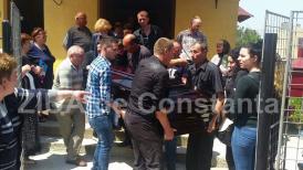 UPDATE 4. Copiii femeii nu ştiu nimic încă Adriana Farcaş, tânăra mamă ucisă pentru un pachet de ţigări, este condusă pe ultimul drum! (galerie foto+video)          