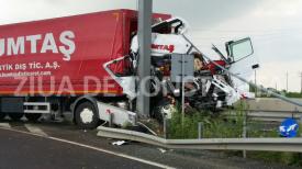 UPDATE 3. Imagini cutremurătoare Accident la intrare pe autostrada A4, dinspre Valu lui Traian. Un stâlp a căzut peste un TIR (galerie foto+video)        