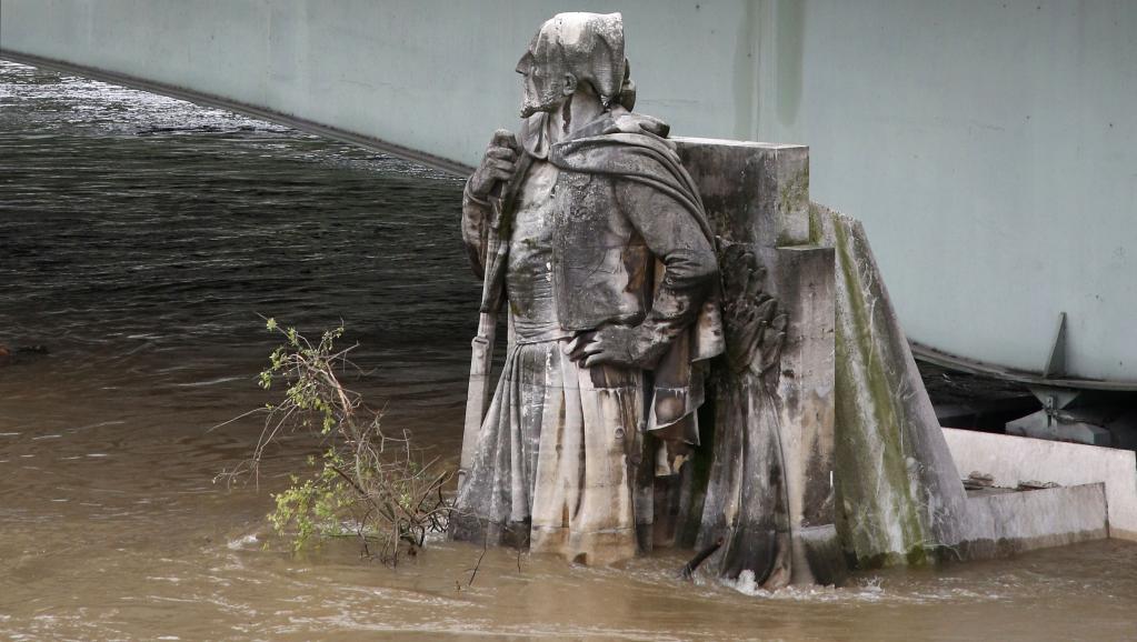 inundatiile din franta ameninta catedrala notre dame galerie foto video 595757