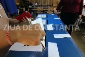 Un angajat al Primăriei Castelu, amendat după ce şi-a fotografiat buletinul de vot