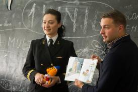 Locotenentul Grant Peehler şi căpitanul Nicoleta Burlacu le-au citit poveşti copiilor din  judeţul Tulcea
