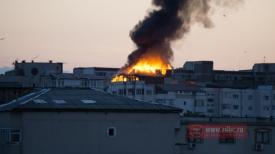 Incendiu la un bloc cu 10 etaje din Bacău. Se pare că arde locuința fostului sportiv Iordache Ciupercă (video)