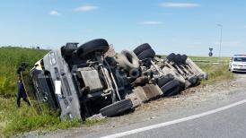 UPDATE2 Un camion s-a răsturnat la ieşire din Valea Dacilor! Şoferul, rănit (galerie foto + video)        