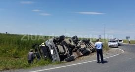 Autotren răsturnat în apropiere de Valea Dacilor 
