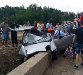 O şoferiţă şi-a transformat Matizul într-un morman de fiare şi a scăpat ca prin minune cu viaţă