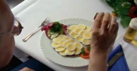 Ai văzut vreodată ouă lungi? Iată cum sunt acestea produse! (video)