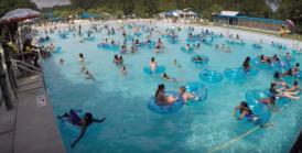 Imaginile care au făcut înconjurul lumii. Un salvamar salvează în ultima clipă o fetiță (video)