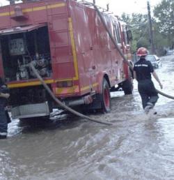 S-a intervenit în forţă şi la Tulcea în urma ploii torenţiale