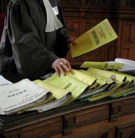 Un avocat şi administratorul unei firme au fost trimişi în judecată