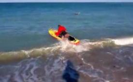 Încercând să își salveze copiii din valurile mării, un român a murit. Tragedia a avut loc în Italia