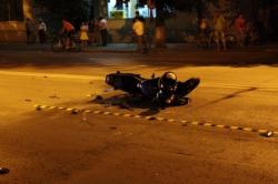 Accident grav Un motociclist a intrat într-o maşină și a fost aruncat 20 de metri 