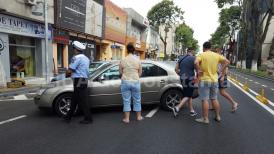 Trafic îngreunat din cauza unei mașini parcate de-a curmezișul. Cine a împins-o acolo? (galerie foto+video)