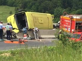 Continuă cercetările în cazul teribilului accident din judeţul Braşov. Şoferul autocarului nu consumase alcool