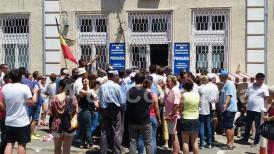Cei care au participat la alegerile locale stau la cozi infernale la Primăria Constanţa pentru a-şi primi banii (galerie foto+video) 