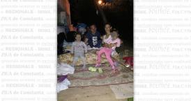 UPDATE O familie doarme sub cerul liber alături de cele două fetiţe. Nu cerşesc. Tatăl vrea doar să muncească!    