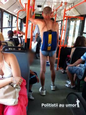 Moda verii în autobuz – șosete, slip și ceas roz