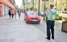 MAI vrea să interzică parcarea mașinilor pe trotuar prin modificarea Ordonanței 195/2002