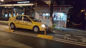 Pista de biciclete de pe bulevardul Tomis, blocată de un... taximetrist