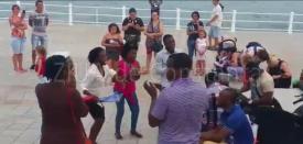 Rugăciuni în pași de dans ale studenților nigerieni, pe faleza Cazinoului din Constanța (video)