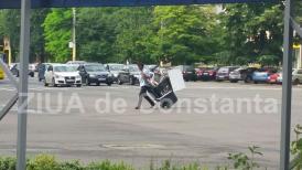 Intersecția de la Trocadero, traversată de... o pubelă! (video)