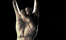 Caz incredibil la Constanța! O profesoară cere interzicerea rock-ului în școală. Tinerii cer eutanasierea ei!