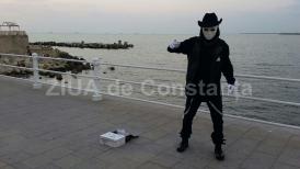 O persoană face senzație pe faleza de la Cazino (video) 