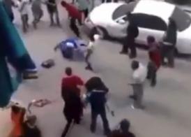 Incredibil! Un bărbat a vrut să-și decapiteze soția în plină stradă! (video)