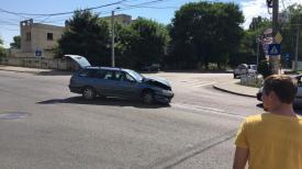 O mașină implicată într-un accident rutier a rămas în mijlocul intersecției