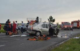 Ciocnire frontală devastatoare a două mașini pe E85. Un om a murit, iar alți cinci sunt grav răniți!